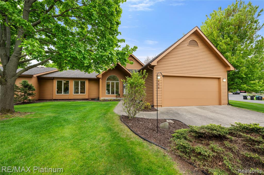 222 Glenwood Avenue, Fenton, MI 48430 — Photo 2