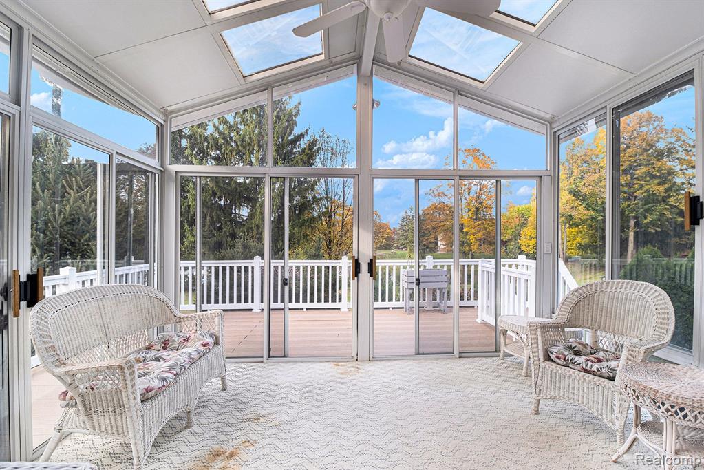 855 DRAKESHIRE Drive, Walled Lake, MI 48390 — Photo 30
