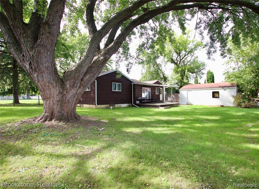 4303 Columbine Avenue, Burton, MI 48529 — Photo 18