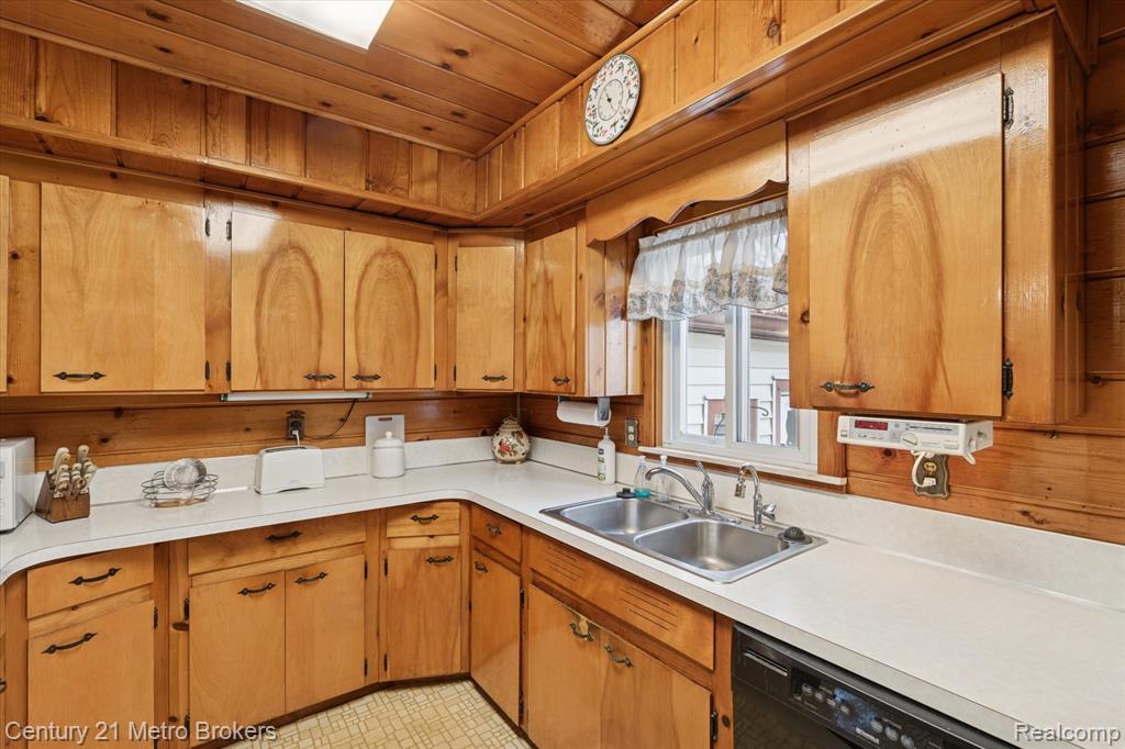 4466 S Center Road, Burton, MI 48519 — Photo 12