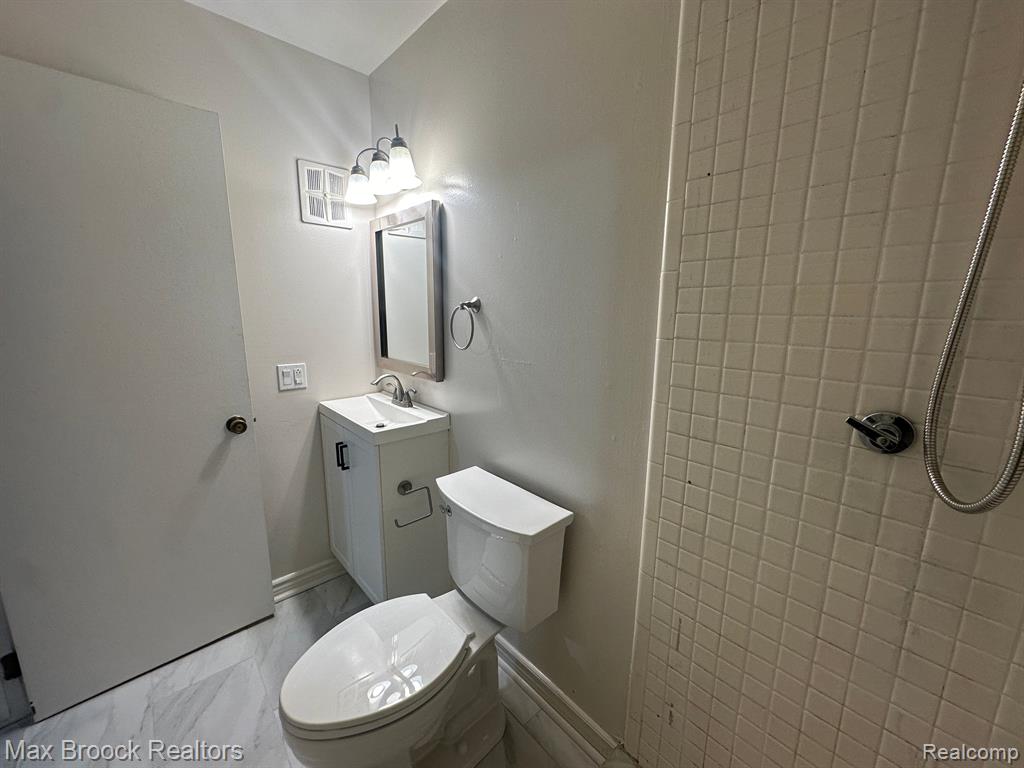 647 E FOX HILLS Drive, Bloomfield Hills, MI 48304 — Photo 16