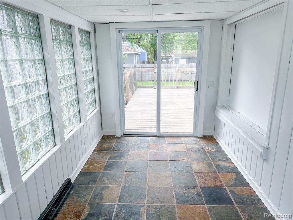 4013 CHENLOT Lane, Waterford, MI 48328 — Photo 24