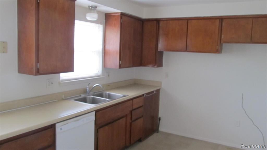 5652 WESTPOINT Street, Dearborn Heights, MI 48125 — Photo 4