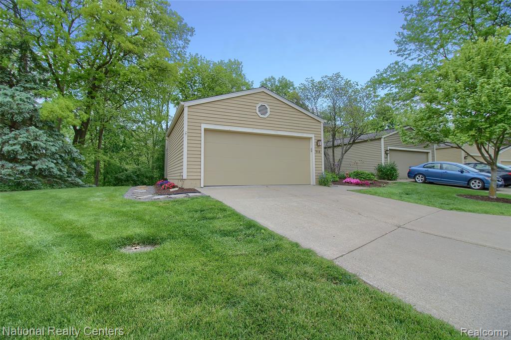 713 Woodcreek Circle, 26, Saline, MI 48176 — Photo 2