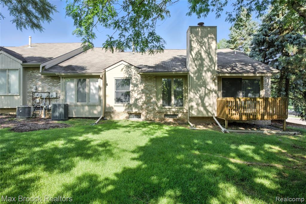 4185 Foxpointe Drive, West Bloomfield, MI 48323 — Photo 33