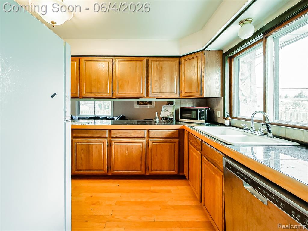 31745 Schoolcraft, Fraser, MI 48026 — Photo 7
