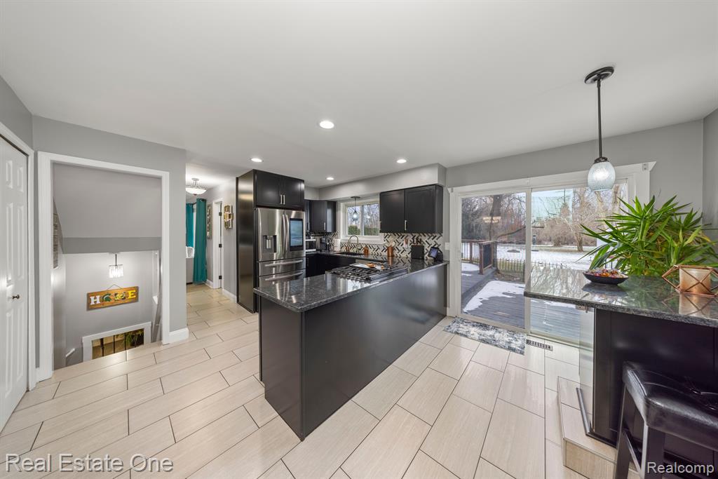 4083 W MAPLE Road, Wixom, MI 48393 — Photo 16