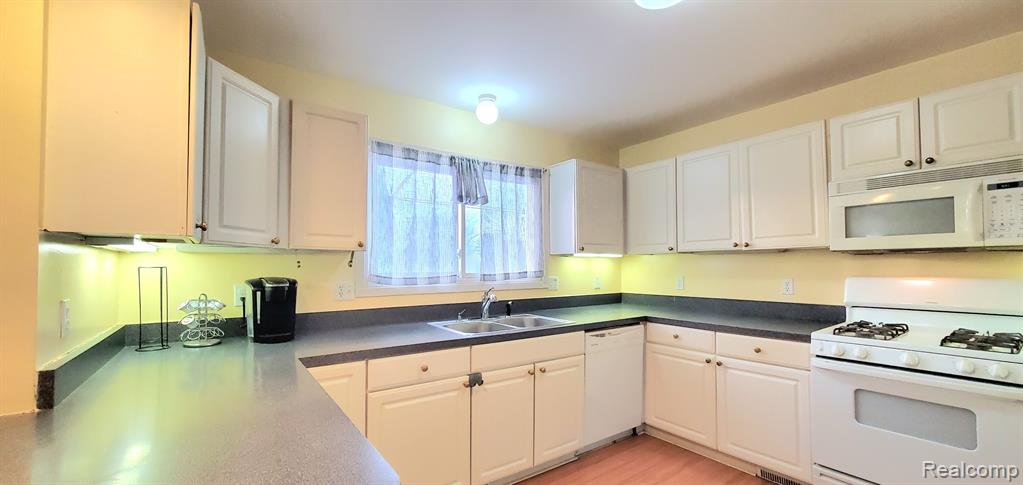 506 DECKER Road, Walled Lake, MI 48390 — Photo 16
