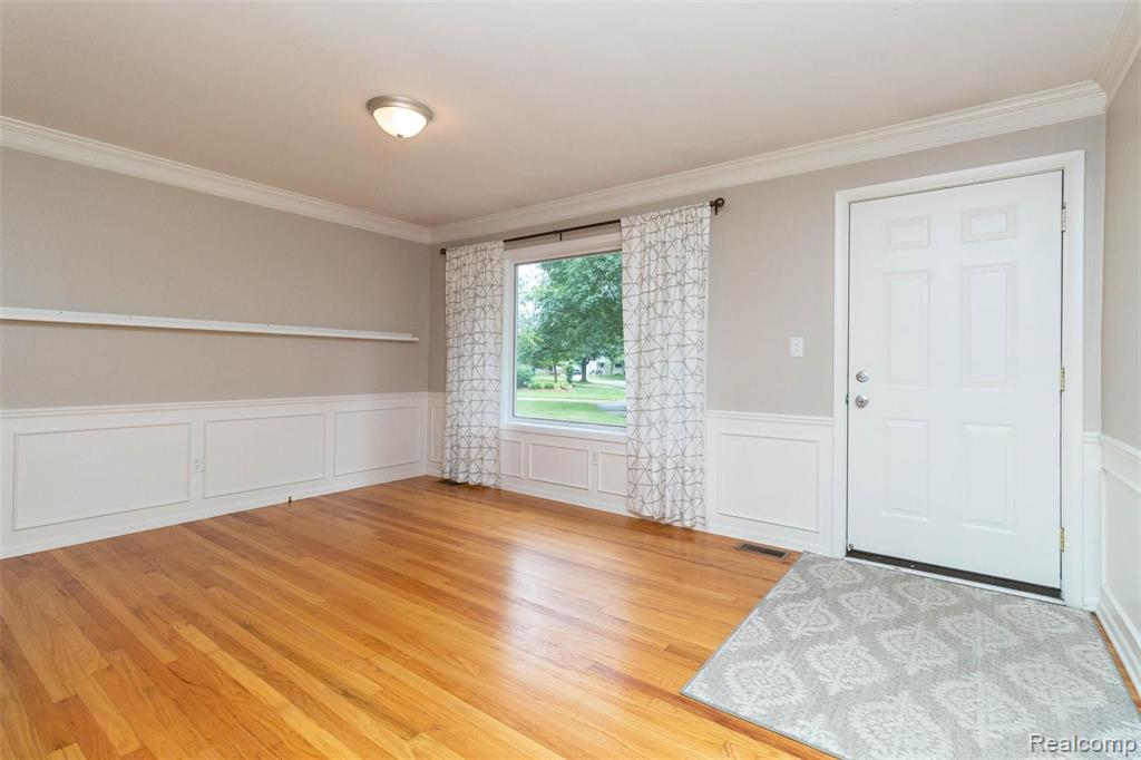 915 HARTSOUGH Court, Plymouth, MI 48170 — Photo 2