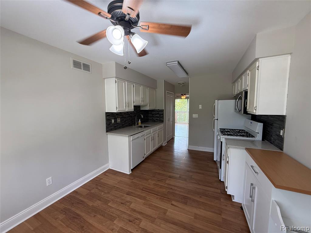 7059 Colonial Oaks Drive, Waterford, MI 48327 — Photo 15
