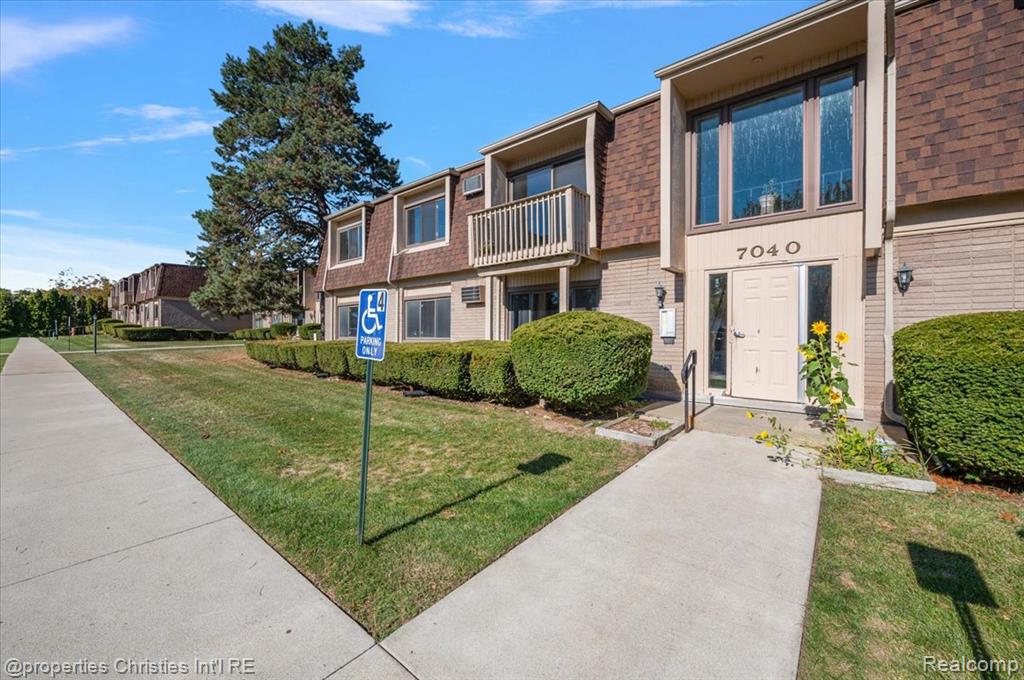 7040 Villa Drive, 2, Waterford, MI 48327 — Photo 2