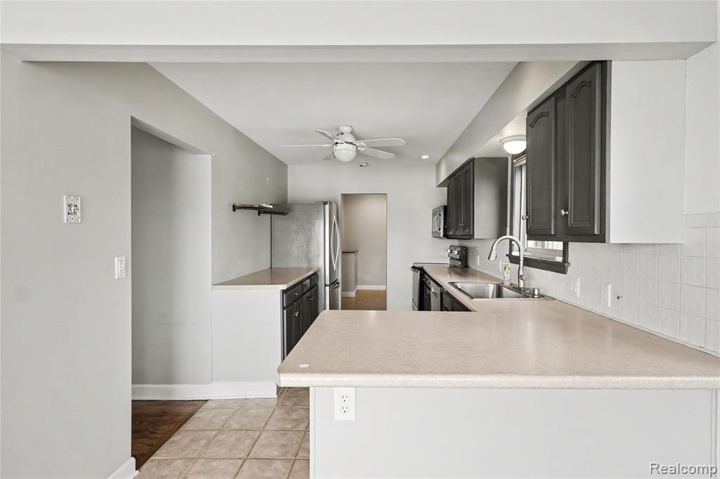 8390 Peninsular Drive, Fenton, MI 48430 — Photo 11