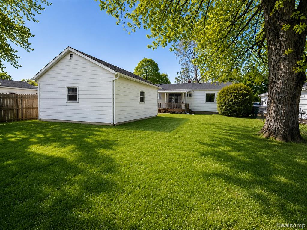 813 McKeighan Avenue, Flint, MI 48507 — Photo 2