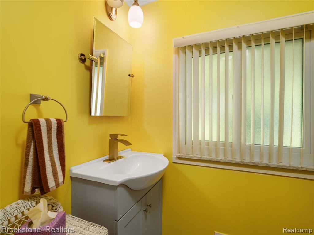 6042 Ravenswood Drive, Utica, MI 48316 — Photo 14