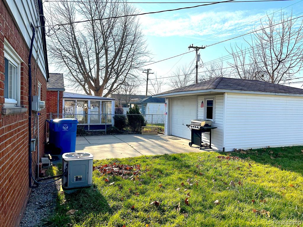 4992 MCKINLEY Street, Dearborn Heights, MI 48125 — Photo 11