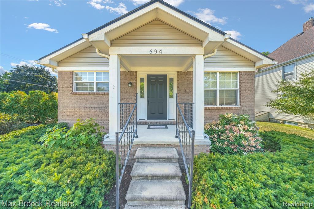 694 S Squirrel Road, Auburn Hills, MI 48326 — Photo 2
