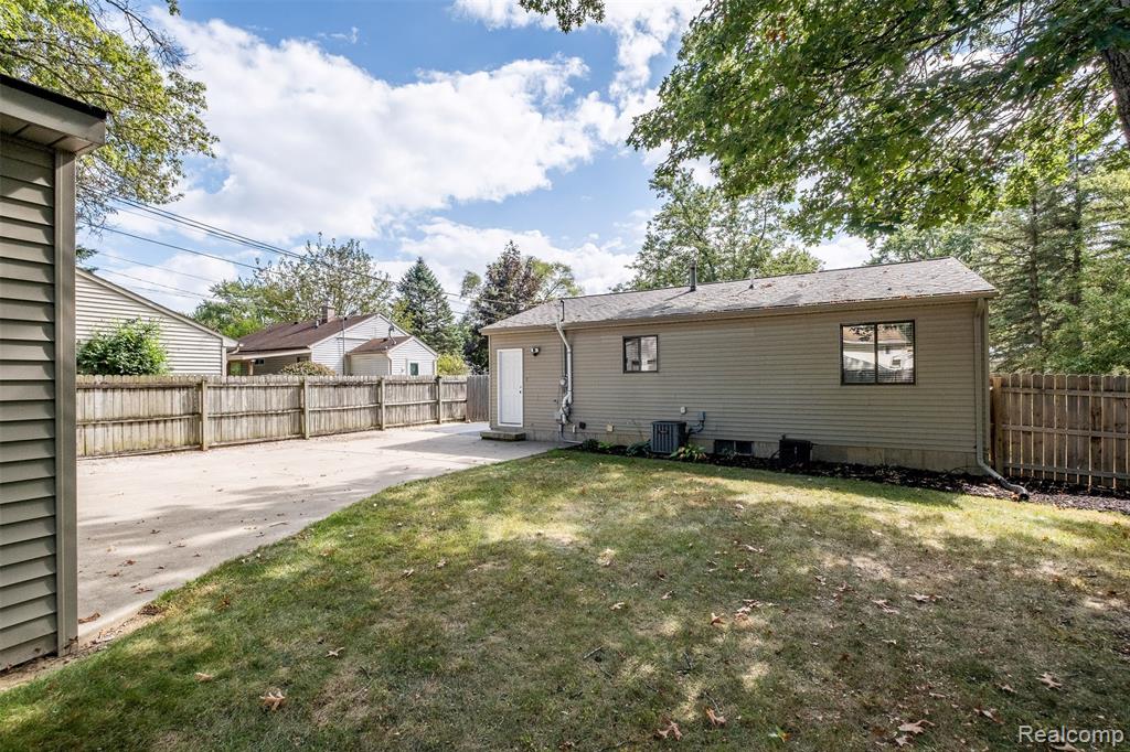 5720 Berkley Drive, Waterford, MI 48327 — Photo 37