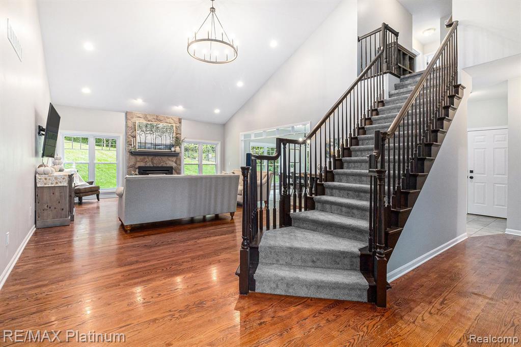 1055 WOODVALE, Milford, MI 48381 — Photo 2