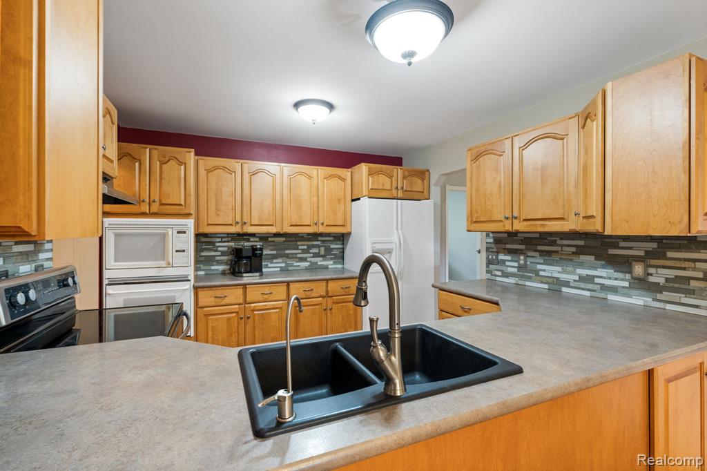 4653 6 Mile Road, South Lyon, MI 48178 — Photo 13