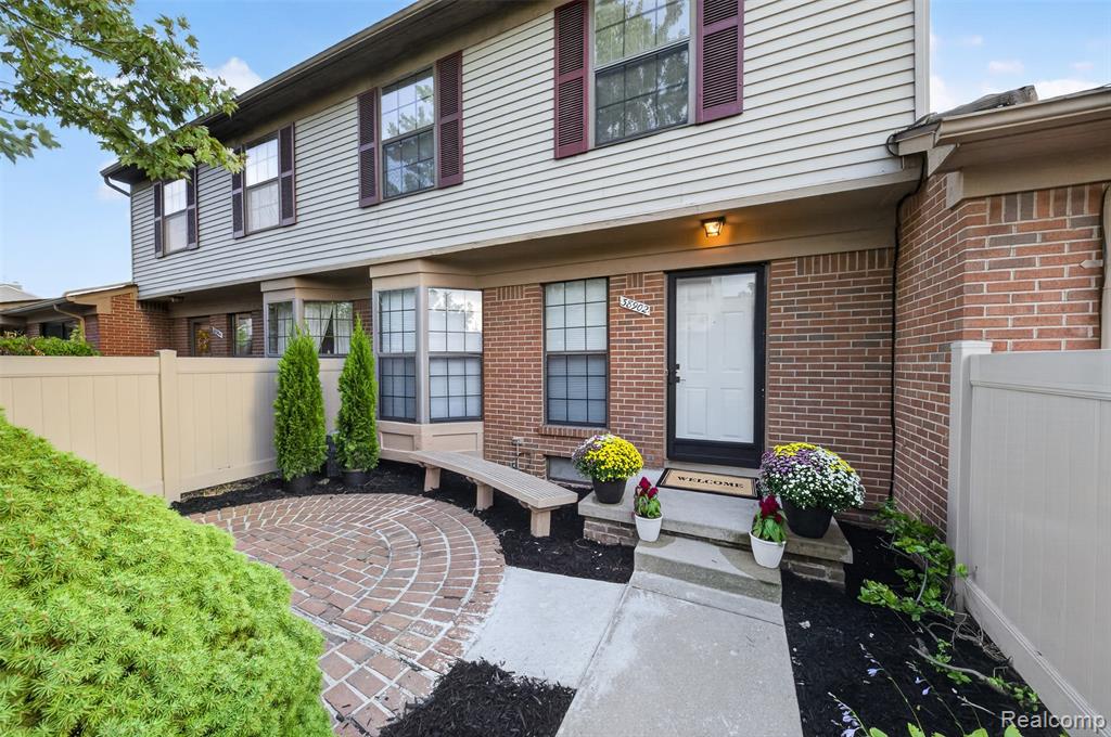 38902 Country Circle, 16, Farmington Hills, MI 48331