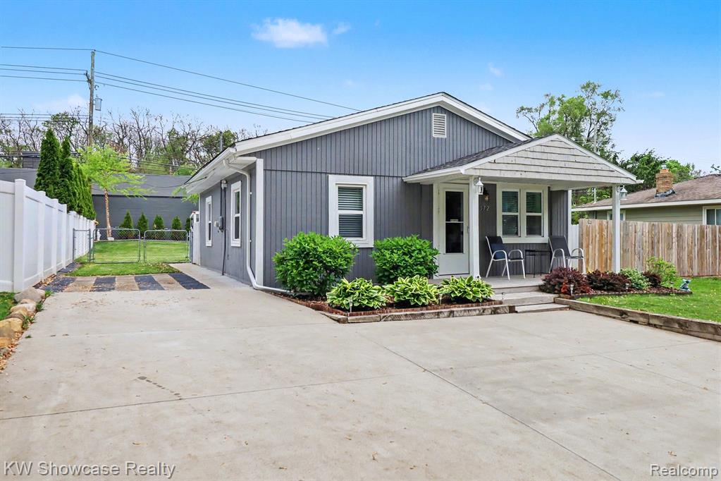 9572 Garden Terrace, Commerce Twp, MI 48382 — Photo 2