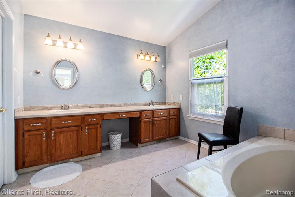 7140 OAKLEAF Court, Canton, MI 48187 — Photo 23