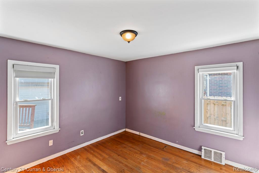 8242 RIVERDALE Street, Dearborn Heights, MI 48127 — Photo 10