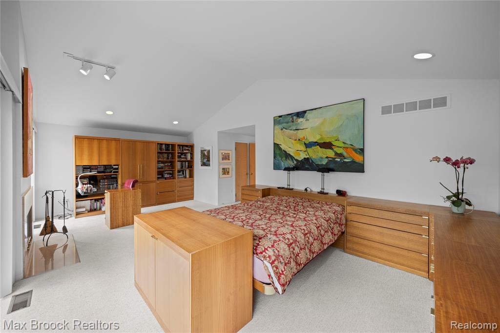 4933 Woodcliff Hill Road N, West Bloomfield, MI 48323 — Photo 16
