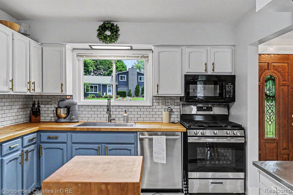 9567 Susin Lane, Clarkston, MI 48348 — Photo 13