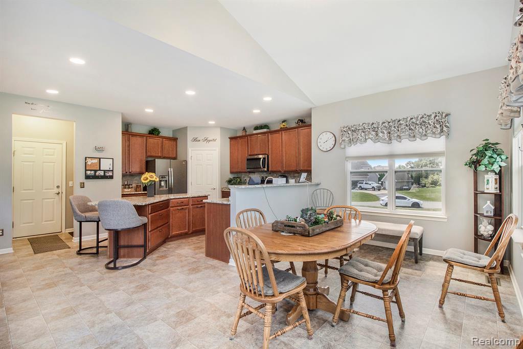 8433 Thorn Hill Drive, Howell, MI 48843 — Photo 7