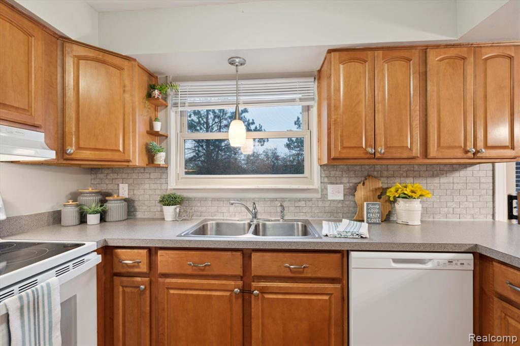 7730 CHARRINGTON Drive, Canton, MI 48187 — Photo 14