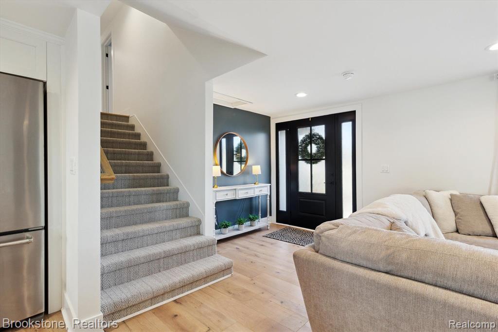 633 DETROIT Avenue, Lake Orion, MI 48362 — Photo 20