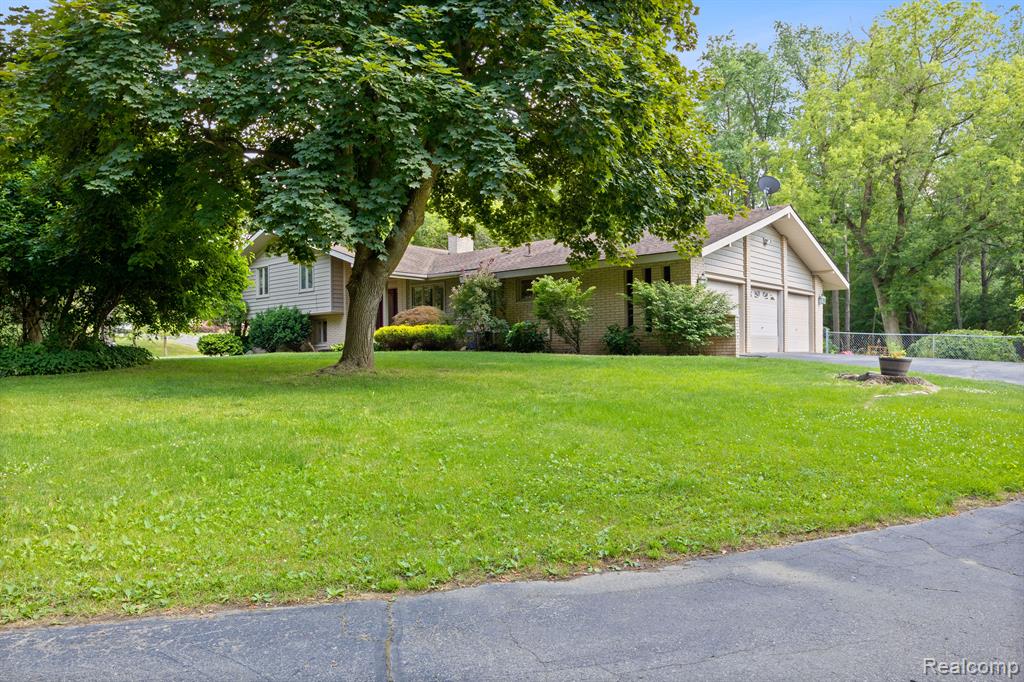 54655 PONTIAC Trail, Milford, MI 48381 — Photo 39
