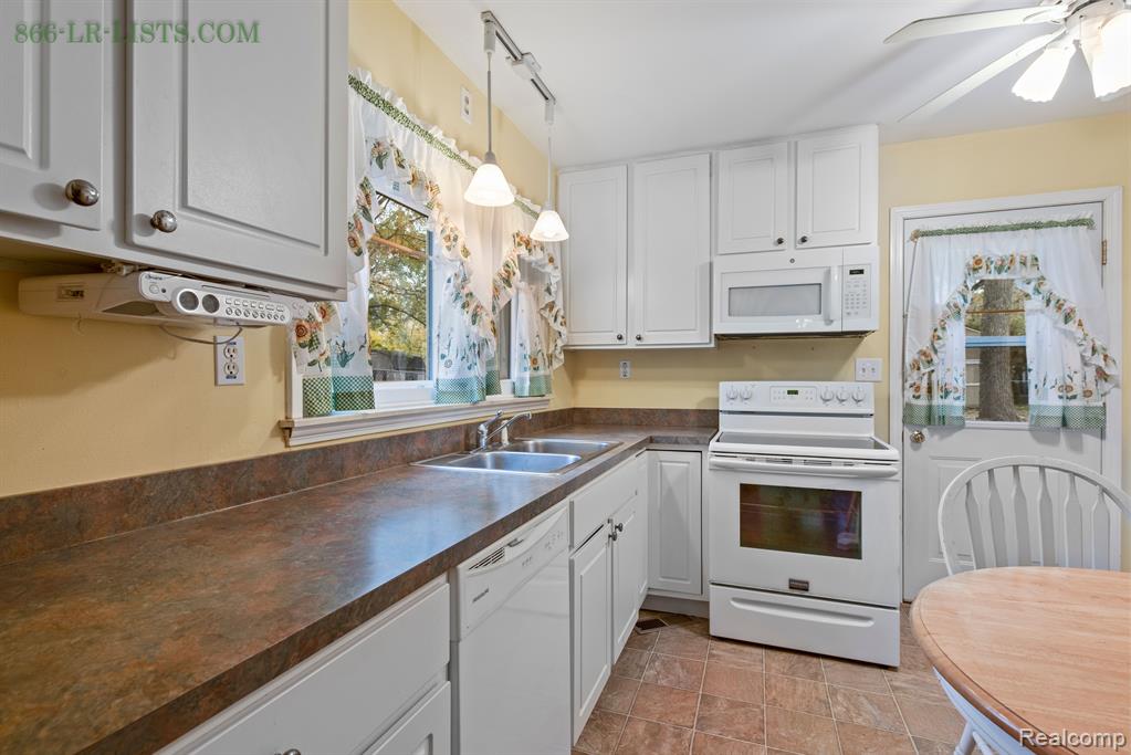 566 BAGLEY Street, Lake Orion, MI 48362 — Photo 8