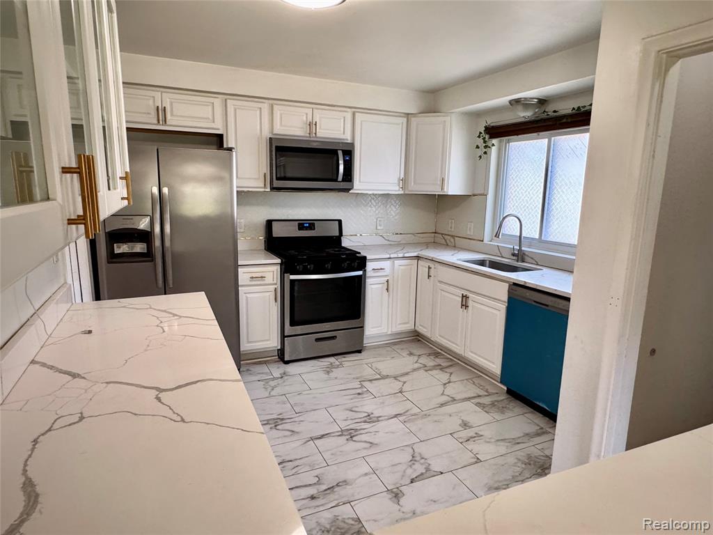 8345 Robindale Avenue, Dearborn Heights, MI 48127 — Photo 17