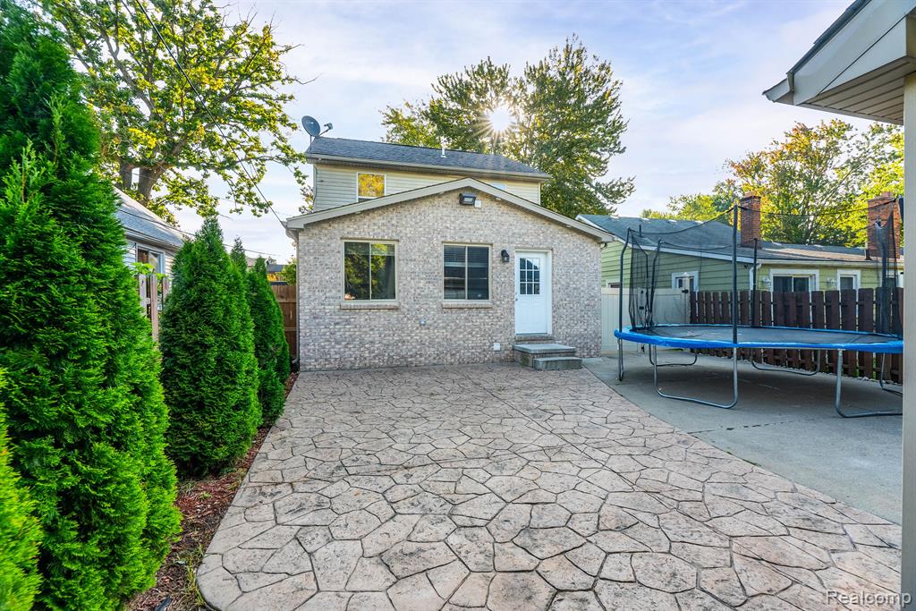 4166 BEDFORD Street, Dearborn Heights, MI 48125 — Photo 18