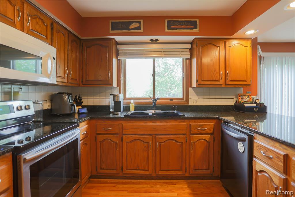 810 Box Canyon Court, Rochester Hills, MI 48309 — Photo 18