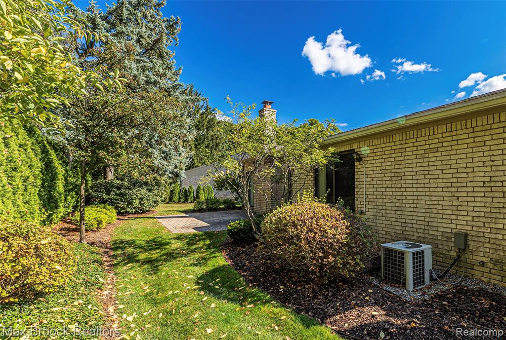 5163 Woodlands Drive, Bloomfield Hills, MI 48302 — Photo 37