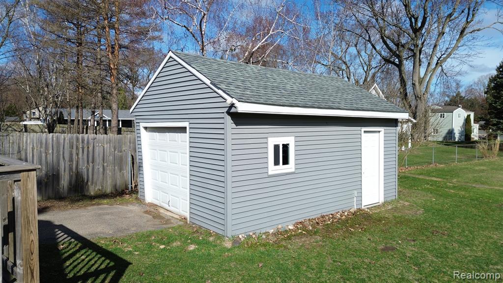 716 GRANT Street, Fenton, MI 48430 — Photo 11