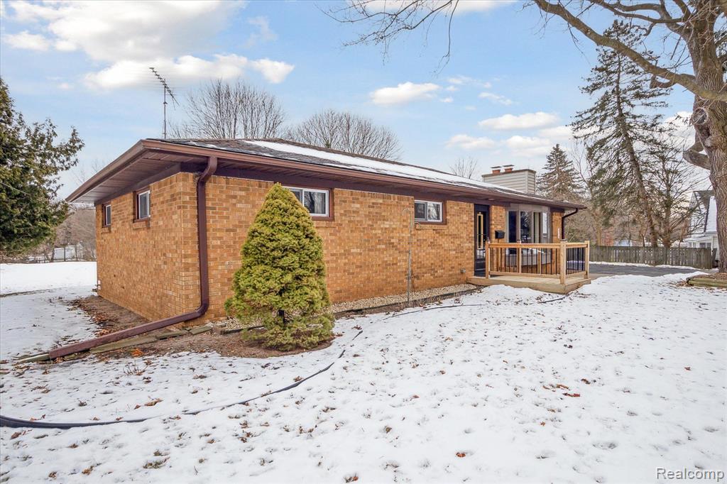 310 TAYLOR Lane, Chelsea, MI 48118 — Photo 2