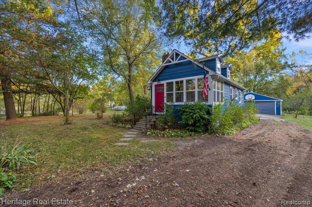 827 Alberta Street, Auburn Hills, MI 48326 — front exterior