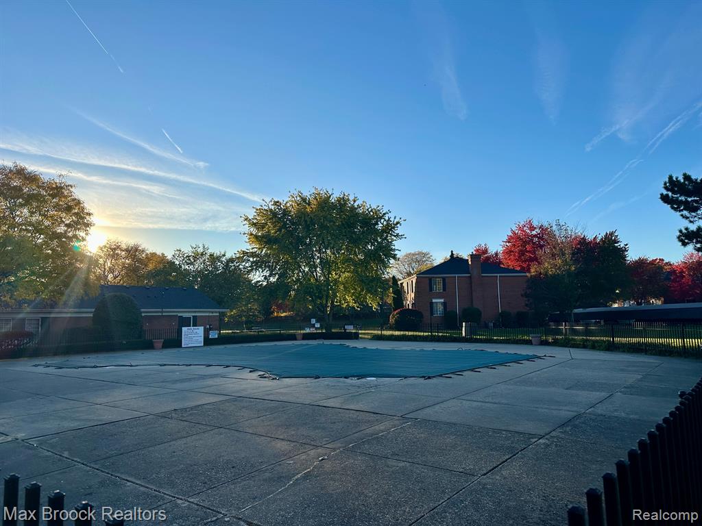 647 E FOX HILLS Drive, Bloomfield Hills, MI 48304 — Photo 21