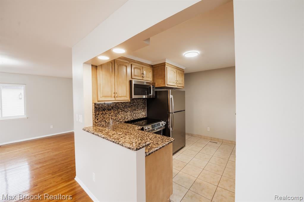 5528 SUNNYCREST Drive, West Bloomfield, MI 48323 — Photo 8