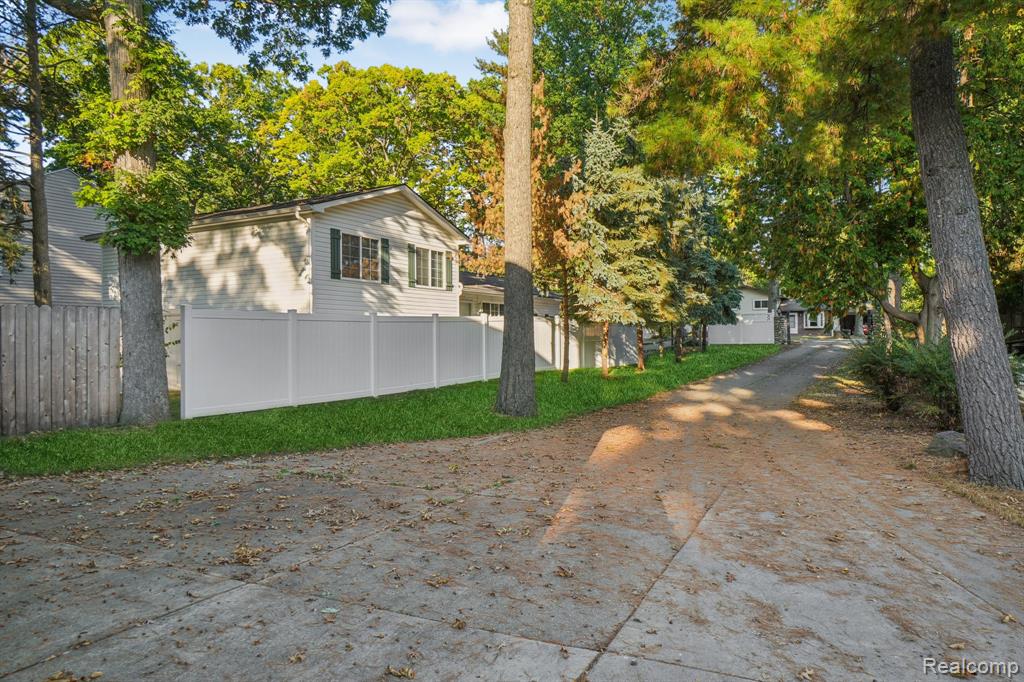 4123 Windiate Park Drive, Waterford, MI 48329 — Photo 45