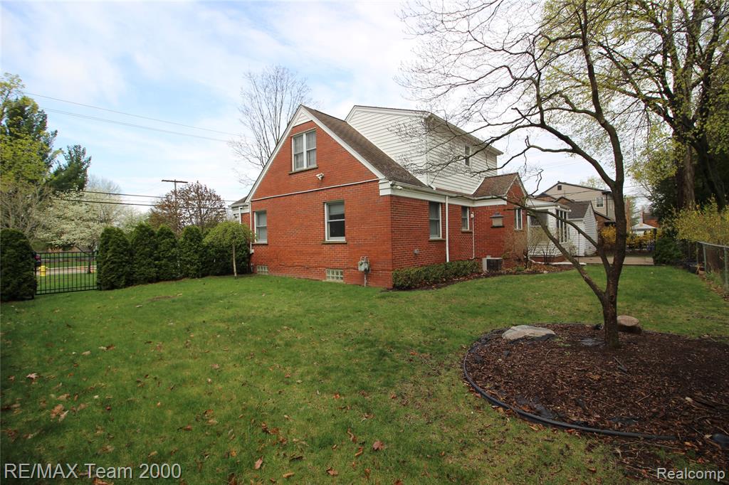 835 S Silvery Lane, Dearborn, MI 48124 — Photo 4