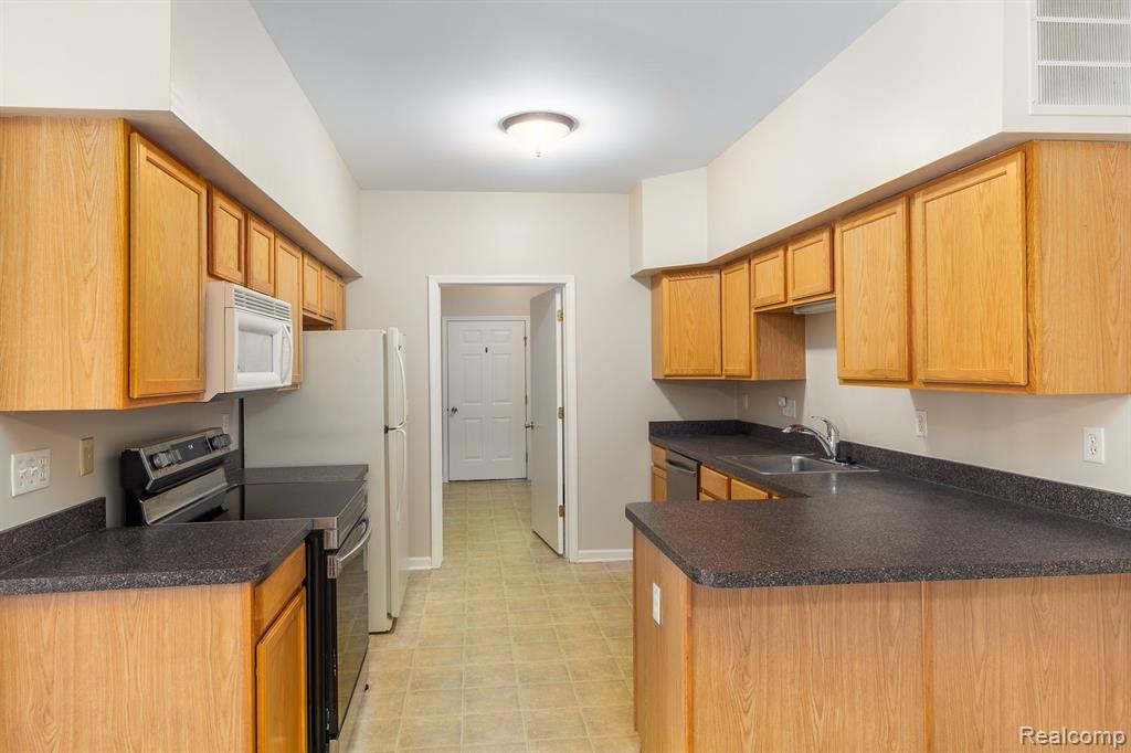 3446 Kneeland Circle, 28, Howell, MI 48843 — Photo 16