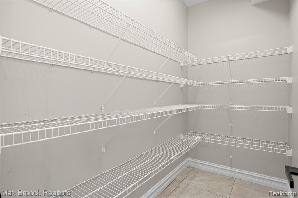 6986 Crosswell Drive, West Bloomfield, MI — Photo 25
