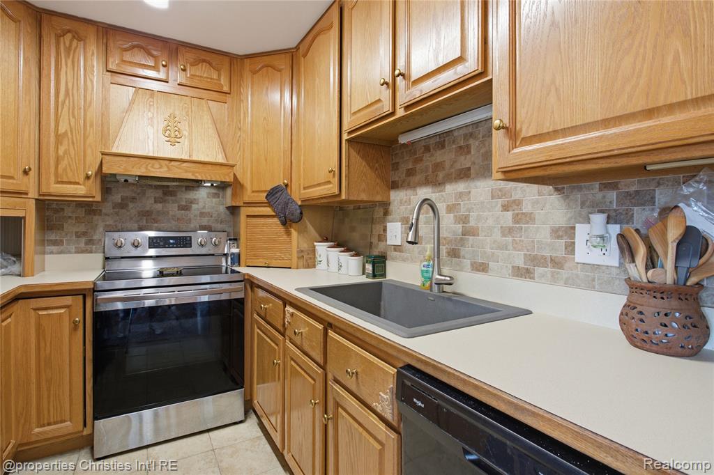 40556 Newport Drive, Plymouth, MI 48170 — Photo 12