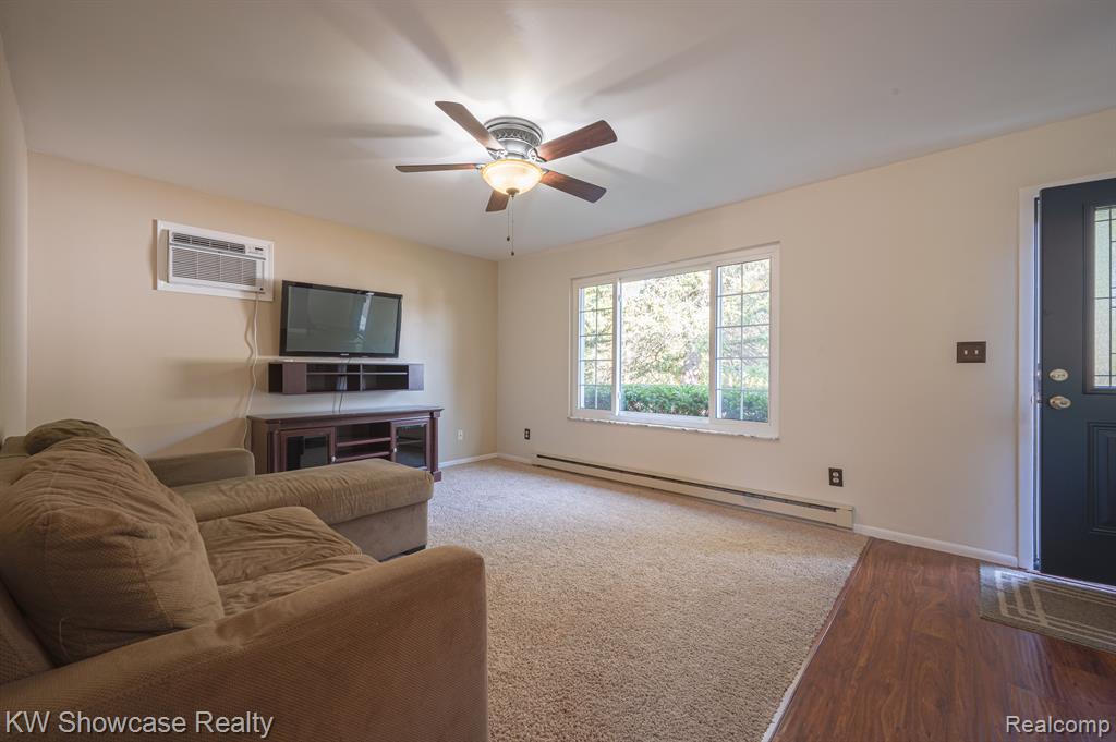 8621 OAKSIDE Avenue, Commerce Twp, MI 48382 — Photo 25