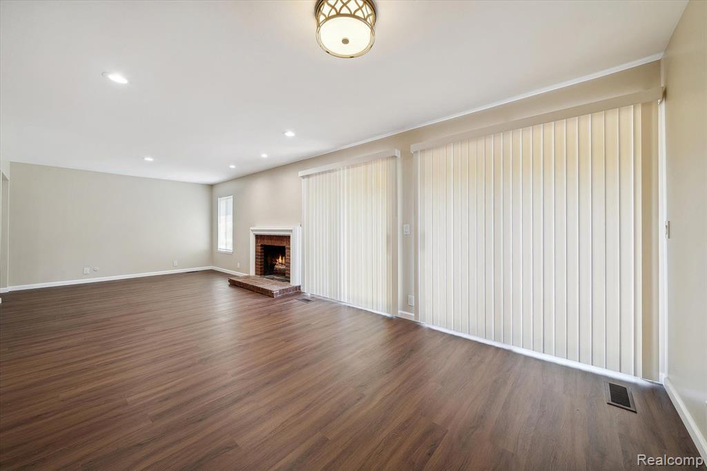 3074 LINDENWOOD Drive, Dearborn, MI 48120 — Photo 5